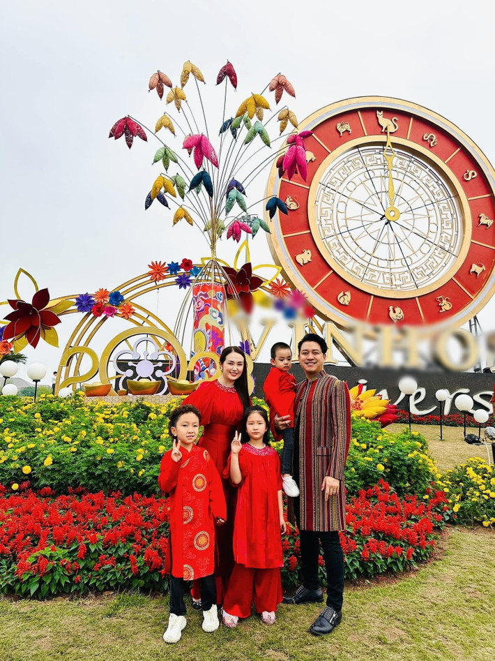 “Thời gian rảnh chẳng muốn đi chơi hay thưởng thức ẩm thực bởi đơn giản là những thứ này nếu không có gia đình nhỏ thì mình chả có hứng thú để hưởng thụ 1 mình”, anh viết.