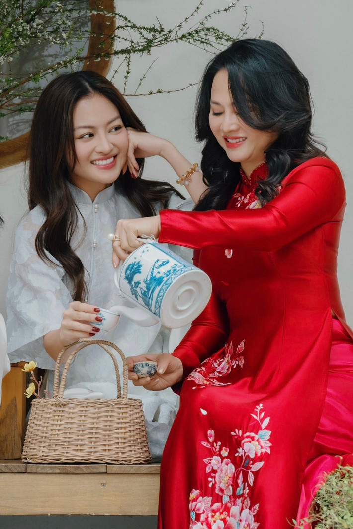 Thùy Anh (trái) đăng tải loạt ảnh chụp cùng mẹ ruột, nhanh chóng thu hút sự quan tâm của đông đảo khán giả. Kèm theo hình ảnh, nữ diễn viên gửi lời chúc mừng sinh nhật đầy tình cảm tới mẹ.