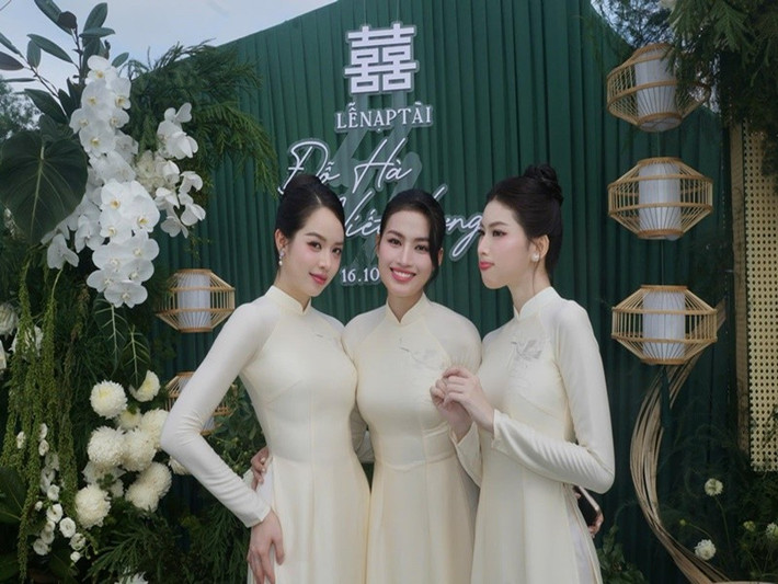 Thanh Thủy chụp ảnh kỷ niệm cùng 2 á hậu: Minh Thư và Ngọc Thảo. Ảnh: FB Thanh Thủy.