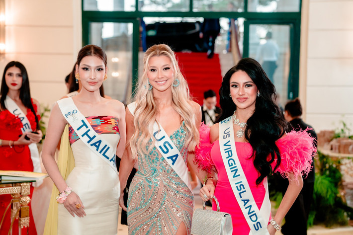 Trong phần ứng xử của top 2 chung cuộc, Yolina thuyết trình về dự án cộng đồng. Ảnh: Miss Cosmo.