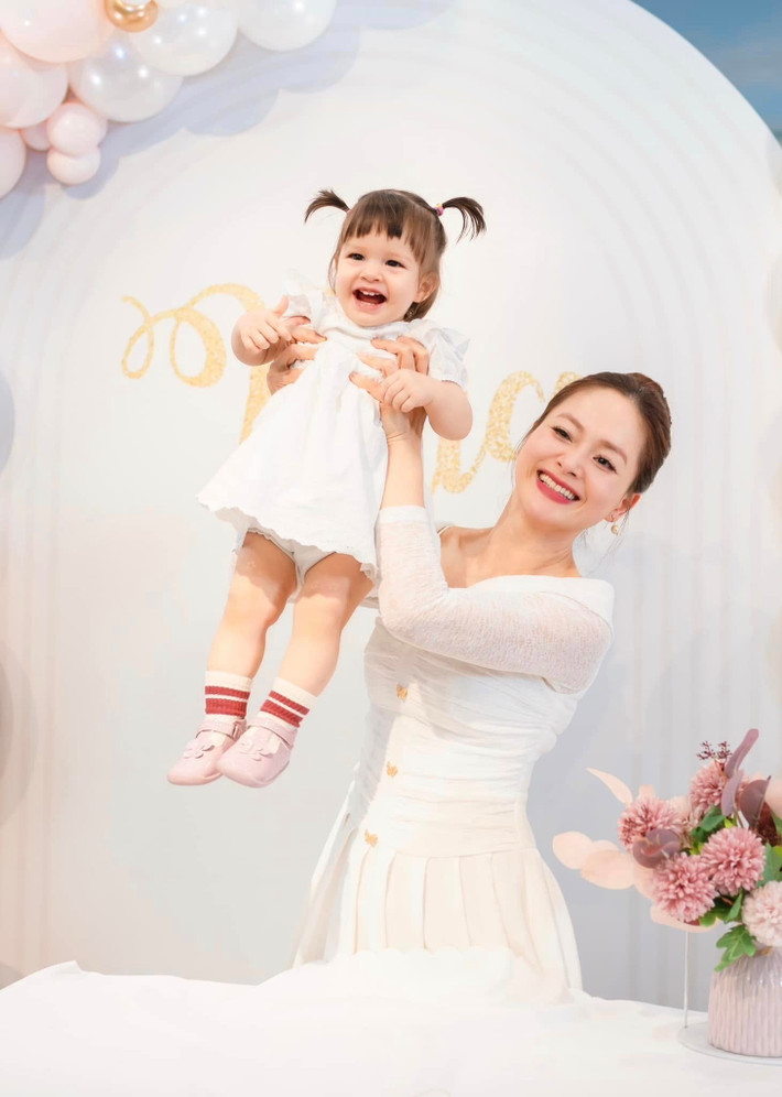 Lan Phương còn có nhiều dòng status tâm trạng. "Có những con đường chỉ có mình tự bước đi… Cô độc đấy nhưng không sao, vì nếu không dám đi, mình sẽ không nhận ra được mình đã mạnh mẽ và can đảm như thế nào", cô viết vào ngày 27/6. Ảnh: FB Lan Phương.