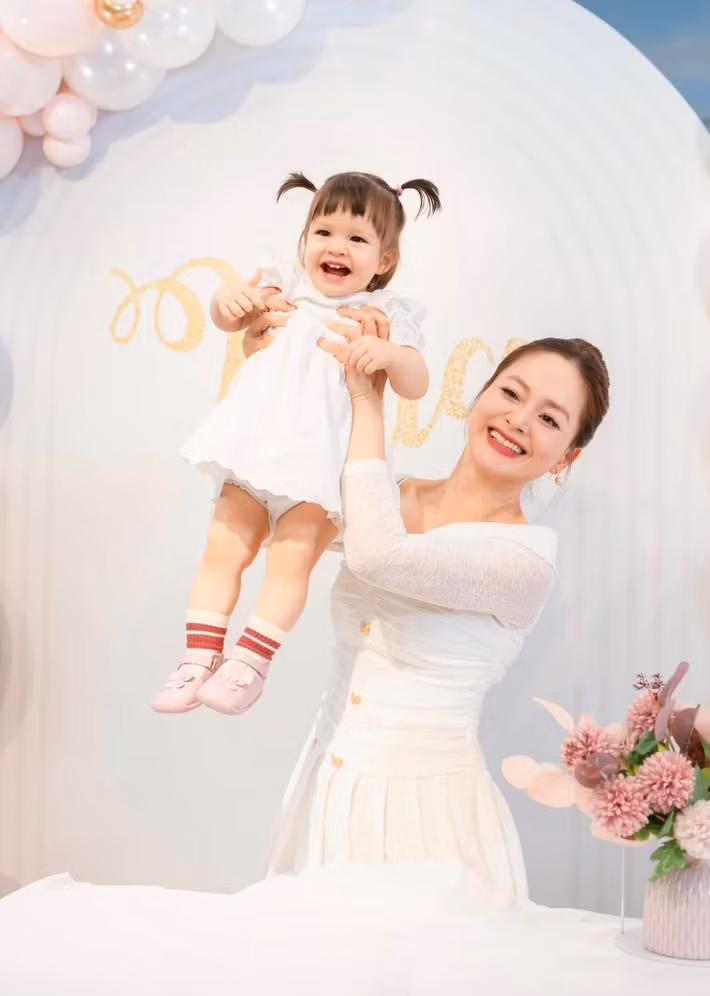 Lan Phương còn có nhiều dòng status tâm trạng. "Có những con đường chỉ có mình tự bước đi… Cô độc đấy nhưng không sao, vì nếu không dám đi, mình sẽ không nhận ra được mình đã mạnh mẽ và can đảm như thế nào", cô viết vào ngày 27/6. Ảnh: FB Lan Phương.