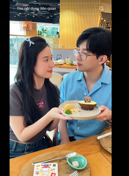 Sau hôn lễ, vợ chồng Midu thoải mái xuất hiện bên nhau. Ảnh: FB Midu.