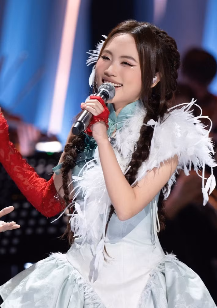 Trong bán kết 1 Sing! Asia 2025, Phương Mỹ Chi- Khả Lâu là một trong năm cặp thí sinh tranh tài. Hai nữ ca sĩ thể hiện ca khúc Tuý âm và Lục hải vi vương. Phương Mỹ Chi hát Lục hải vi vương bằng tiếng Việt, Khả Lâu thể hiện Túy âm bằng tiếng Trung. Ảnh: FB Phương Mỹ Chi.