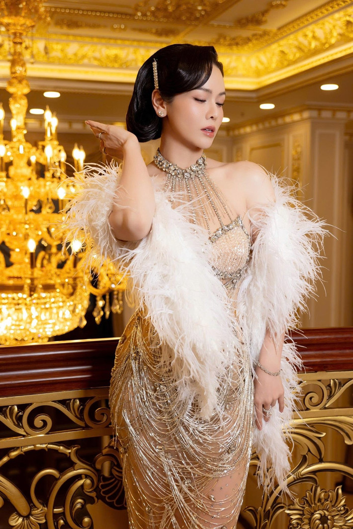 Sau ít tháng sinh nở, Nhật Kim Anh lấy lại được vóc dáng thon thả đồng thời trở lại với công việc kinh doanh, ca hát.