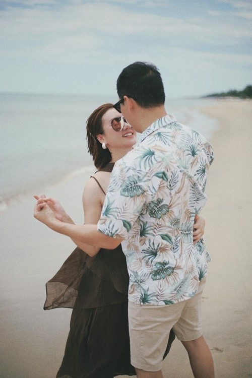 Theo thông tin từ Tiền Phong, chồng Hương Giang là doanh nhân Như Ngọc, sinh năm 1978, hơn cô 11 tuổi. Cặp đôi đón con trai vào tháng 1/2025.