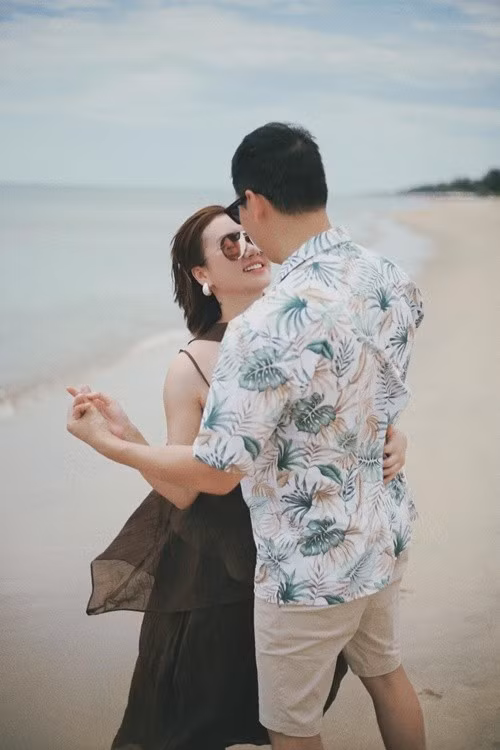 Theo thông tin từ Tiền Phong, chồng Hương Giang là doanh nhân Như Ngọc, sinh năm 1978, hơn cô 11 tuổi. Cặp đôi đón con trai vào tháng 1/2025.