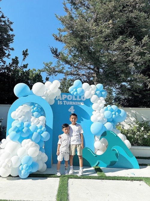 Bé Apollo cùng anh trai Maximus và mẹ diện trang phục tông trắng trong bữa tiệc. Ảnh: Instagram Phạm Hương.