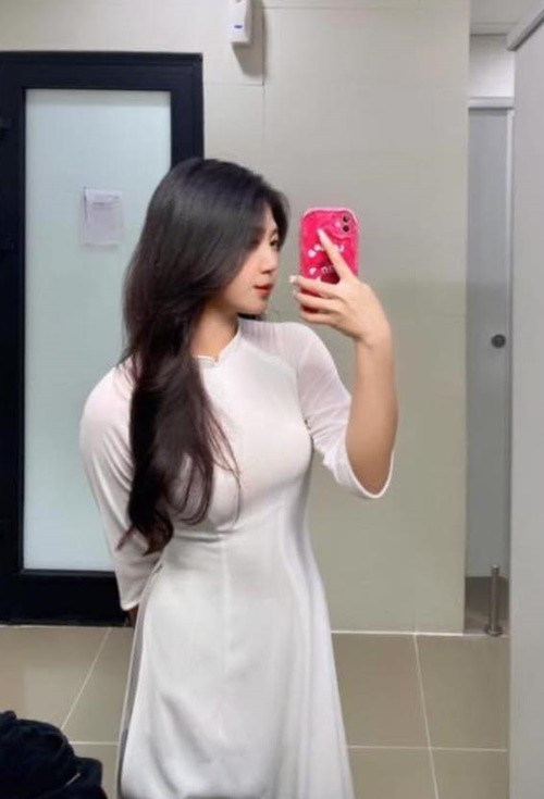 Phương Linh diện áo dài khoe vẻ đẹp dịu dàng. Ảnh: FB Phương Linh.