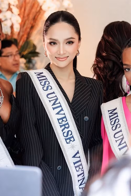 Ngày thứ hai tham gia Miss Universe 2025, Hương Giang diện vest đen. Ảnh: FB Hương Giang.