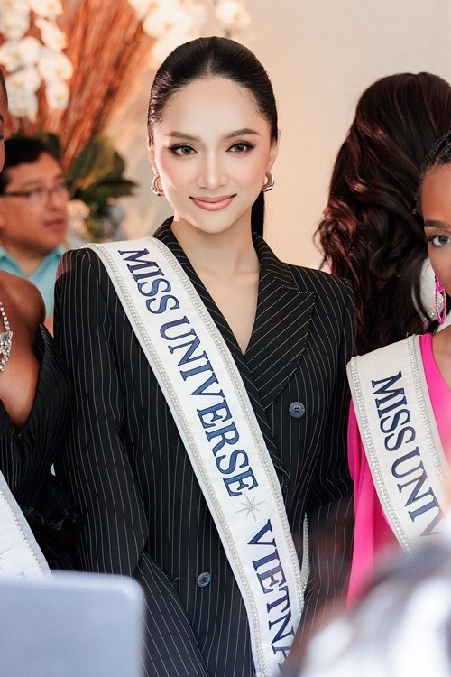 Ngày thứ hai tham gia Miss Universe 2025, Hương Giang diện vest đen. Ảnh: FB Hương Giang.