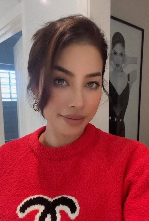 Phạm Hương hiện tại theo đuổi phong cách trang điểm đậm, chuộng đồ hiệu. Ảnh: Instagram Phạm Hương.