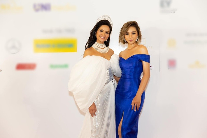 "2 năm trước tại vị trí đó tôi nhìn chị tôi đăng quang và 2 năm sau vẫn tại vị trí đó tôi thấy bước chuyển giao vương miện đầy tự hào và yêu thương từ chị. Niềm tự hào của em mang tên Ước mơ hoàn vũ H'hen Niê", Thu Trang viết. Ảnh: FB Lê Thu Trang.