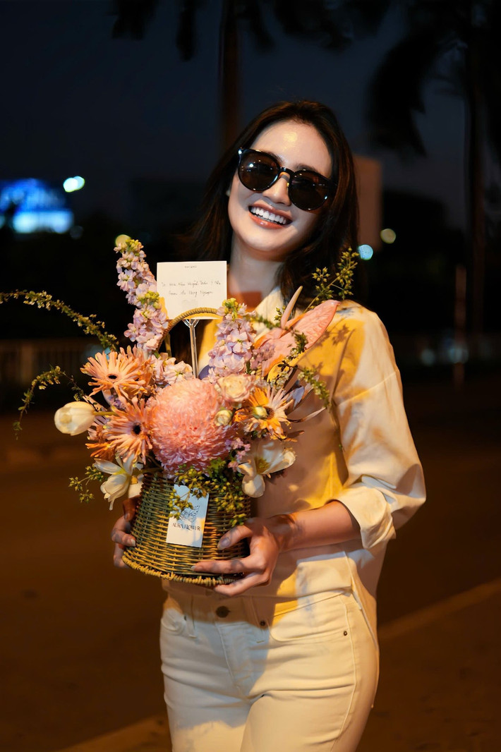 Trên trang cá nhân, doanh nhân Phạm Kim Dung đăng tải hình ảnh Hoa hậu Ý Nhi trở về Việt Nam từ Úc. Ảnh: FB Phạm Kim Dung.