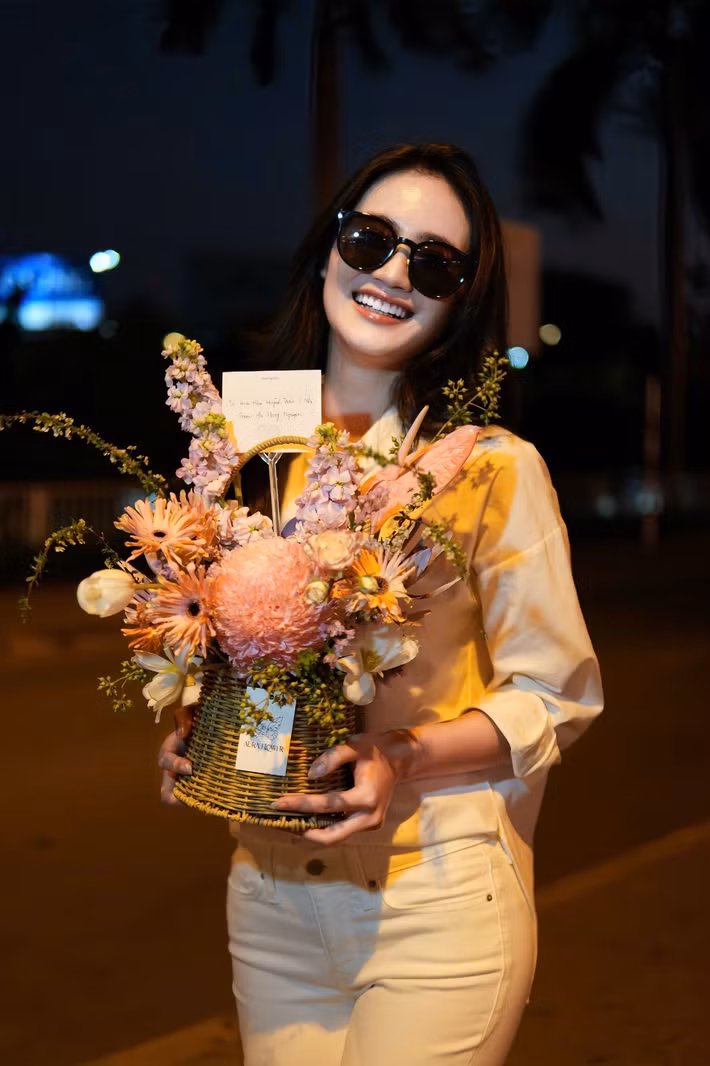 Trên trang cá nhân, doanh nhân Phạm Kim Dung đăng tải hình ảnh Hoa hậu Ý Nhi trở về Việt Nam từ Úc. Ảnh: FB Phạm Kim Dung.