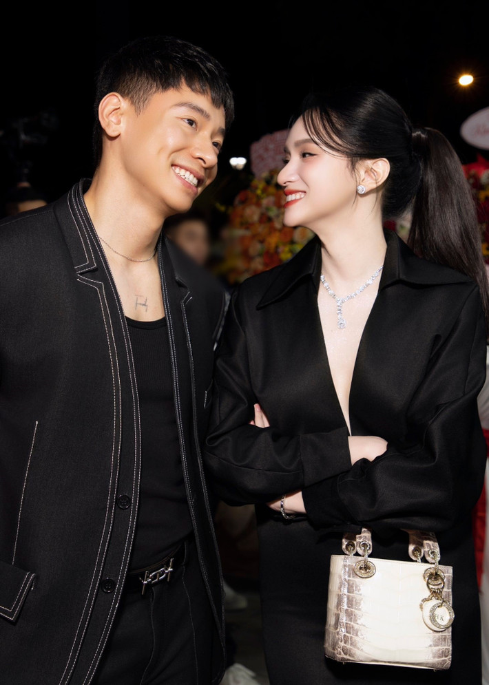 Theo Vietnamnet, dịp sinh nhật tuổi 34 của Hương Giang, Phú Cường tặng nửa kia nhiều món quà hàng hiệu.