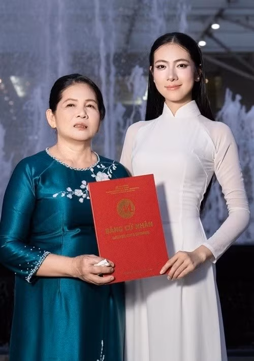 Chia sẻ trên Znews về cơ hội được phát biểu trước toàn thể trường, Hoài Nam cho biết cô cảm thấy bản thân rất may mắn khi được lựa chọn cho vai trò quan trọng này. Đối với cô, mỗi sinh viên có mặt trong buổi lễ đều đã trải qua một hành trình nỗ lực bền bỉ để đi đến ngày hôm nay. Điểm nhấn đặc biệt trong phần thể hiện của Hoài Nam là quyết định lựa chọn ca khúc "Unstoppable" để trình diễn. Ảnh: Znews.