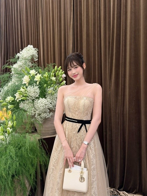 Sự gợi cảm của Đỗ Thị Hà hiện tại không đến từ những thiết kế cắt xẻ táo bạo, mà toát lên từ sự tự tin của một người phụ nữ bản lĩnh. Ảnh: FB Đỗ Thị Hà.