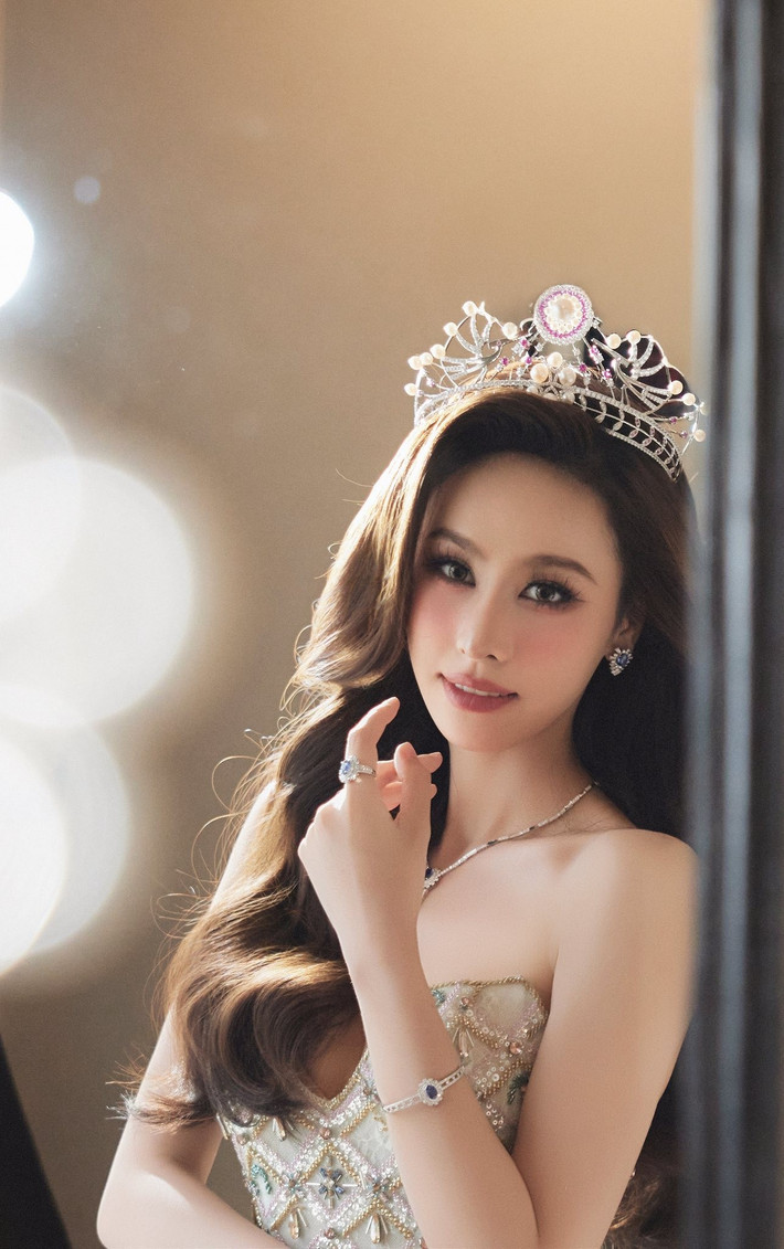 Ngọc Hằng cảm ơn bản thân vào 3 năm trước và hiện tại. "Cảm ơn cô gái năm ấy vì đã đủ dũng cảm bước lên sân khấu. Và cảm ơn chính mình của hôm nay vì vẫn đang đi tiếp, bằng bản lĩnh và niềm tin", nàng hậu viết. Ảnh: FB Ngọc Hằng.