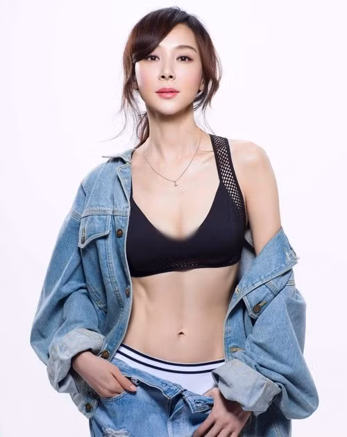 Thập niên 1990, Tiêu Tường là một trong những gương mặt nổi bật nhất màn ảnh Đài Loan (Trung Quốc), sánh ngang với Vương Tổ Hiền, Châu Huệ Mẫn. Danh xưng “đệ nhất mỹ nhân Đài Loan” cũng gắn liền với cô từ thời kỳ đỉnh cao. Ảnh: FB Tiêu Tường.