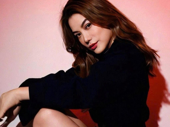 Trương Ngọc Ánh cho hay cô chỉ hứa làm cầu nối giúp nữ sinh được phẫu thuật miễn phí. Theo nữ diễn viên, trong quá trình tiến hành phẫu thuật ở bệnh viện này, nữ sinh bị kéo sang một bệnh viện khác thực hiện để PR. Trương Ngọc Ánh định bỏ qua vì nghĩ rằng “đơn vị nào giúp em H giải phẫu cũng được miễn là em được xinh đẹp hơn”. Ảnh: FB Trương Ngọc Ánh.