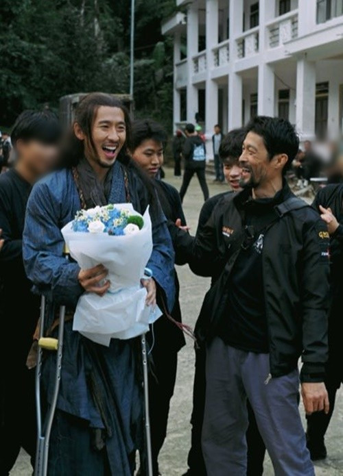 Nam diễn viên hoàn thành các cảnh quay phim Hộ linh tráng sĩ: Bí ẩn mộ vua Đinh cách đây ít ngày. Ảnh: FB Tuấn Trần.