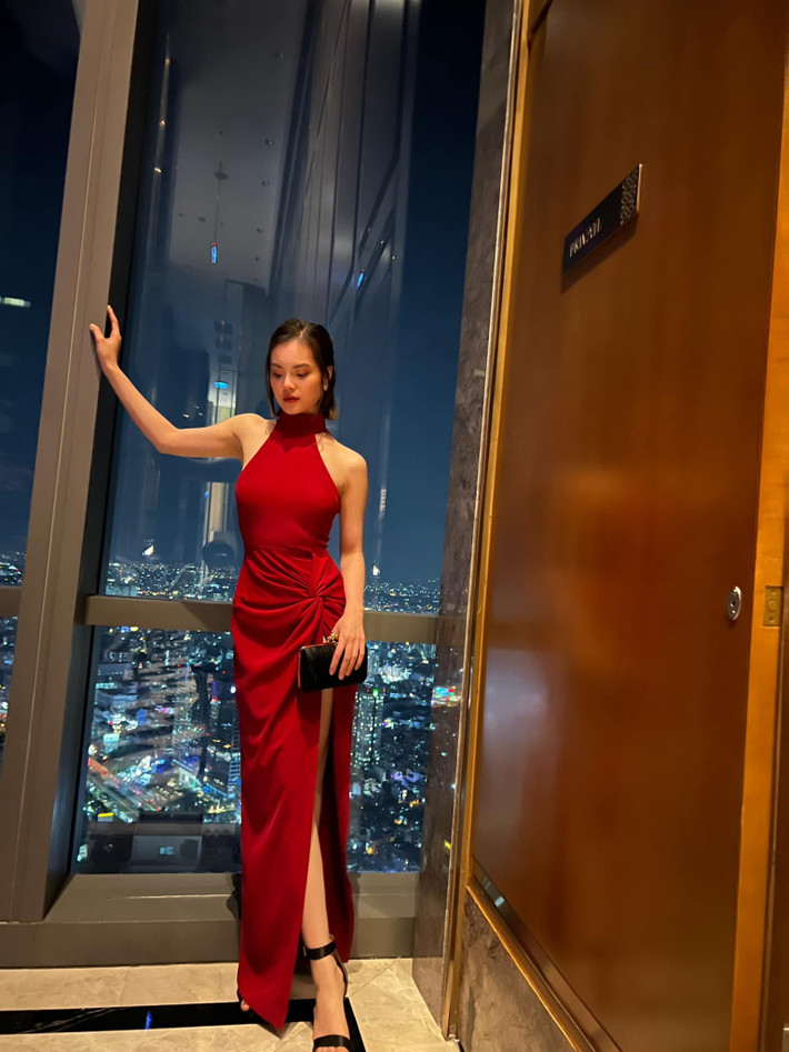 Người đẹp sinh năm 2000 còn ca hát, sáng tác. Ảnh: FB Sunny Đan Ngọc.