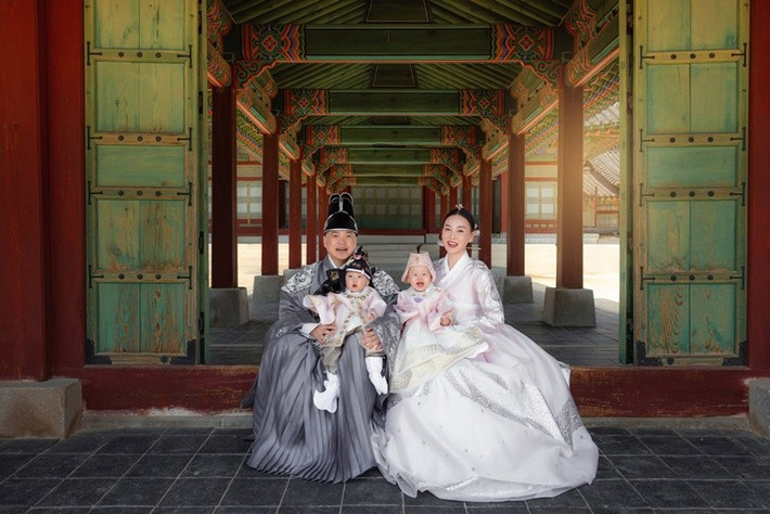 Nữ diễn viên phim Hương vị tình thân đưa các con đi du lịch Hàn Quốc trong tháng 5/2025. Ảnh: FB Phương Oanh.