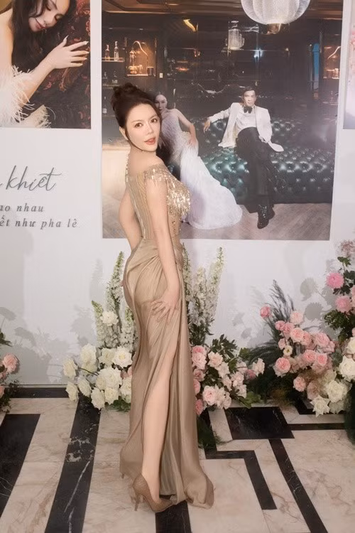 Trong tiệc cưới của Hồ Quỳnh Hương, Lý Nhã Kỳ thay chiếc váy tông màu nâu gợi cảm.