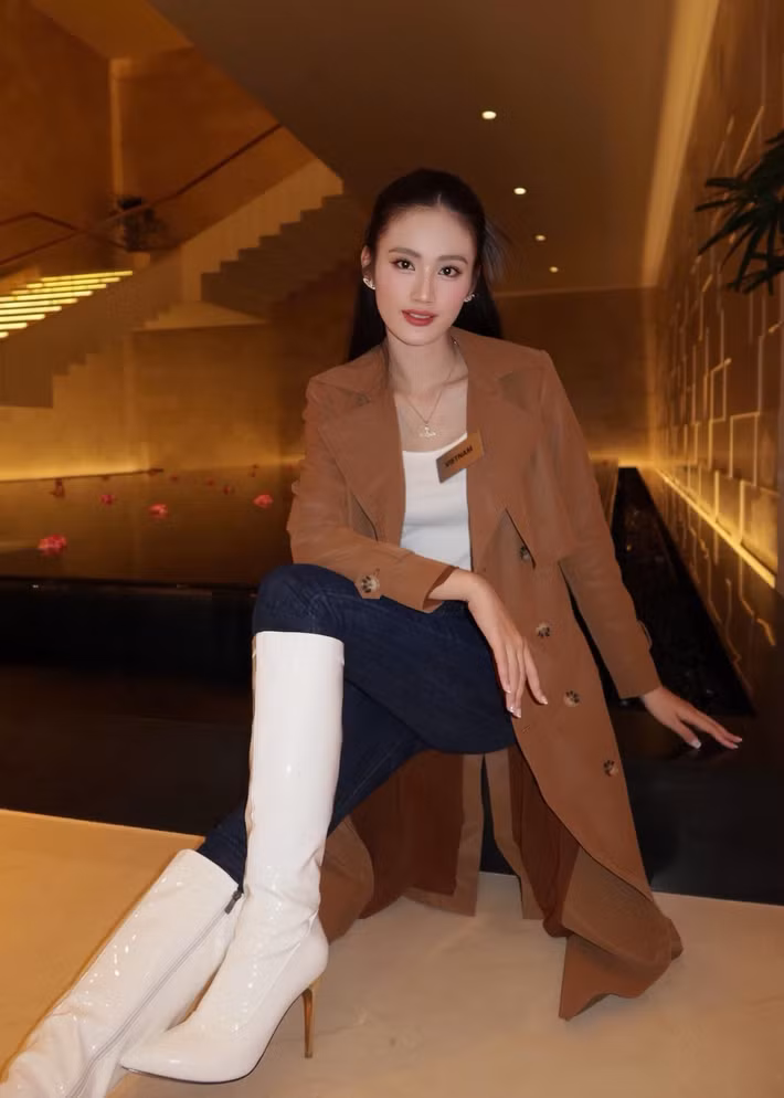 Ý Nhi diện set đồ năng động trong một hoạt động ngoài trời của cuộc thi. Ảnh: FB Ý Nhi.