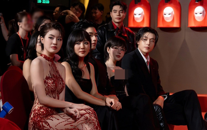 Rapper Pháo (ngoài cùng bên trái), ca sĩ Văn Mai Hương (thứ hai bên trái) và ca sĩ LyLy (thứ ba bên trái) xuất hiện trong buổi ra mắt phim Thỏ ơi của Trấn Thành. Ảnh: Tiền Phong.