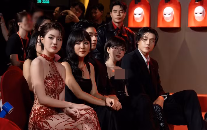 Rapper Pháo (ngoài cùng bên trái), ca sĩ Văn Mai Hương (thứ hai bên trái) và ca sĩ LyLy (thứ ba bên trái) xuất hiện trong buổi ra mắt phim Thỏ ơi của Trấn Thành. Ảnh: Tiền Phong.