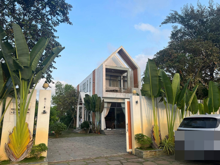 Biệt thự vườn của Lê Giang gây ấn tượng bởi không gian rộng rãi, thoáng đãng và đậm chất nghỉ dưỡng. Ngôi nhà được bao quanh bởi nhiều mảng xanh, từ cây ăn trái, hoa cỏ đến những khóm cây được chăm chút gọn gàng, tạo cảm giác gần gũi với thiên nhiên và rất đỗi bình yên. Ảnh: FB Tiết Cương.