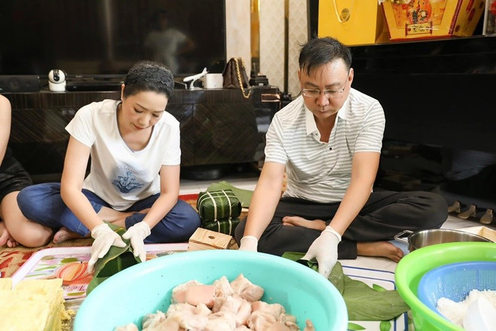 Dịp lễ Tết, vợ chồng Trịnh Kim Chi tự tay gói bánh chưng. Ảnh: FB Trịnh Kim Chi.