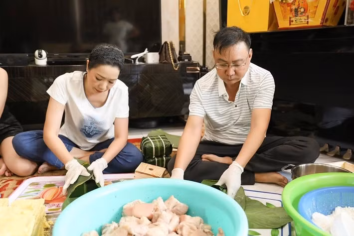 Dịp lễ Tết, vợ chồng Trịnh Kim Chi tự tay gói bánh chưng. Ảnh: FB Trịnh Kim Chi.