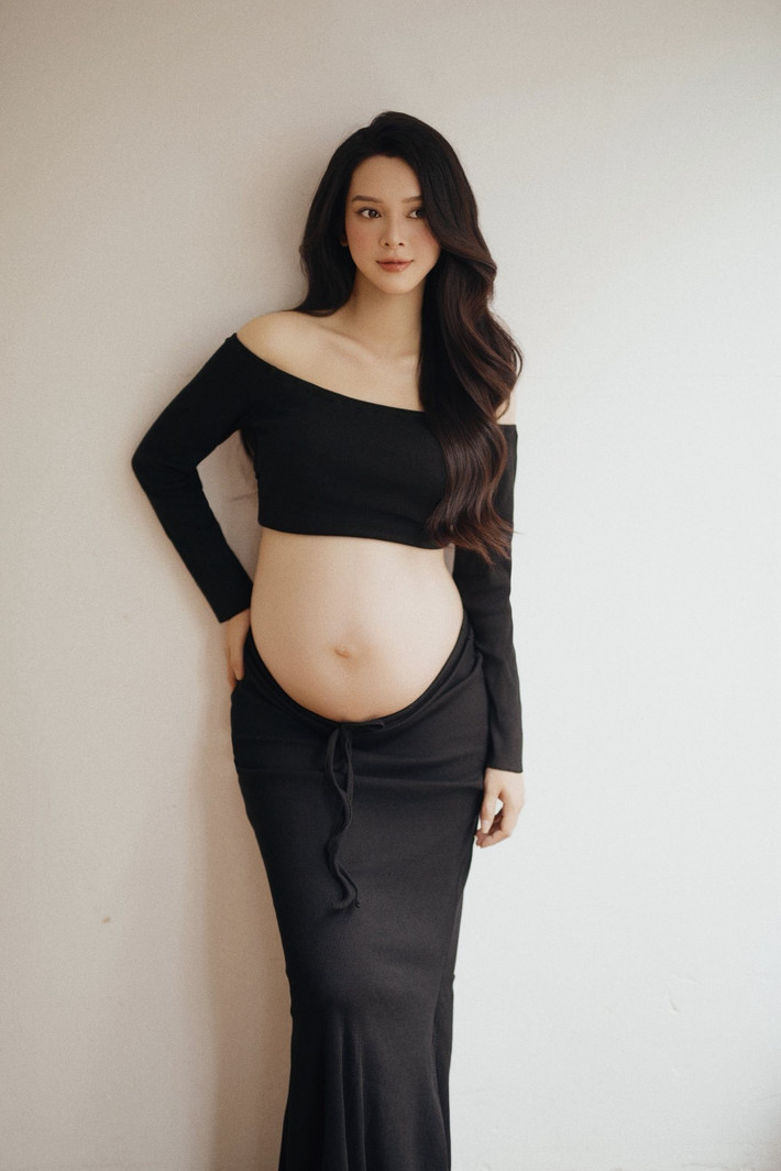 Mang bầu lần 2, Quỳnh Lương vẫn gợi cảm, trẻ trung. Ảnh: FB Quỳnh Lương.