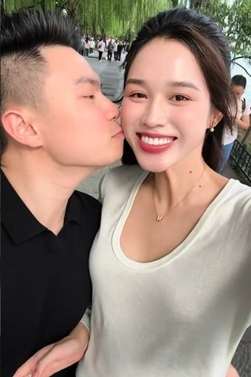 Nàng hậu từng tâm sự rằng sau khi kết hôn với doanh nhân Nguyễn Viết Vương, cô nhận ra điều quan trọng không chỉ là tiếp tục làm tốt những điều quen thuộc, mà còn là học cách ưu tiên cho những giá trị mới, trách nhiệm mới và mục tiêu chung của hai người. Ảnh: Vietnamnet.