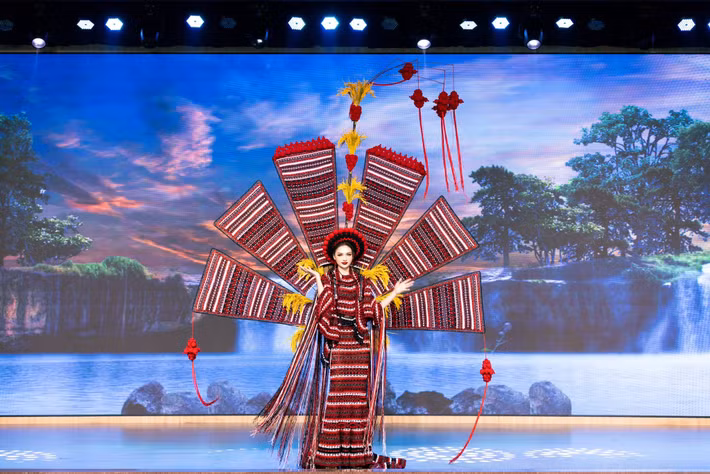 Trong buổi lễ, Thu Ngân còn trình diễn trang phục văn hóa Châu Ro cầu mùa của tác giả Phạm Thị Ngọc Trang - thiết kế sẽ đồng hành cùng nàng hậu ở cuộc thi quốc tế. Theo Sài Gòn Giải Phóng Online, Châu Ro cầu mùa lấy cảm hứng từ đời sống văn hóa đồng bào Châu Ro - một cộng đồng luôn gắn bó, đoàn kết và giữ gìn bản sắc dân tộc qua bao thăng trầm lịch sử. Với ba sắc màu biểu tượng: màu đen của đất mẹ, màu đỏ của lửa và màu trắng của ánh sáng, bộ trang phục được tạo tác hoàn toàn thủ công từ sợi tái chế, gửi gắm thông điệp về sự cần mẫn, bền bỉ và thân thiện với môi trường.