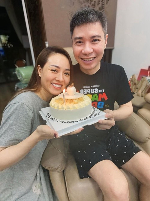 "Vui lắm, nhìn thấy anh Lý đang tập thể dục như thế này, phải vội vàng chia sẻ ngay lập tức. Cứ nhìn thấy chồng chăm chỉ thế này thì giống như nguồn động lực lớn lao để vợ vượt qua mọi sóng gió", Người Đưa Tin dẫn lời Ngọc Hà. Ảnh: FB Ngọc Hà.