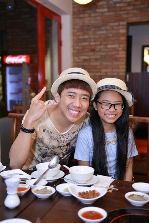 Phương Mỹ Chi gọi Trấn Thành là chú, xưng con. Phía nam MC hết lời khen ngợi nữ ca sĩ. Ảnh: Gia Đình Việt Nam.