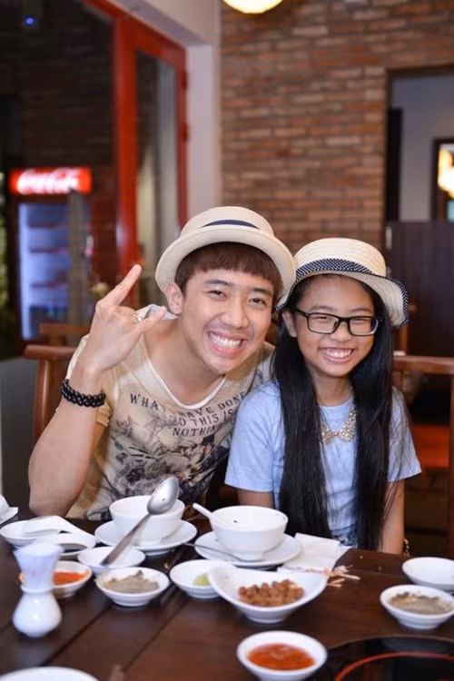 Phương Mỹ Chi gọi Trấn Thành là chú, xưng con. Phía nam MC hết lời khen ngợi nữ ca sĩ. Ảnh: Gia Đình Việt Nam.