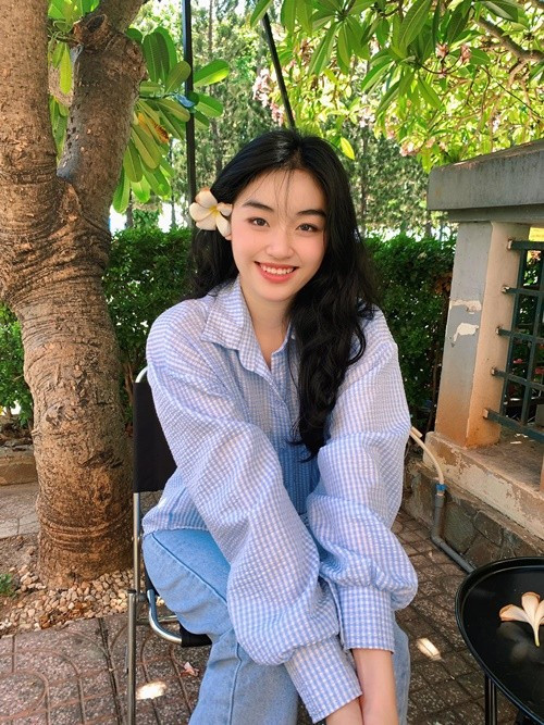 Yến Nhi làm thêm đủ nghề: nhân viên phục vụ tiệc cưới, mẫu ảnh, trình diễn thời trang để trang trải sinh hoạt và đóng học phí. Ảnh: FB Yến Nhi.