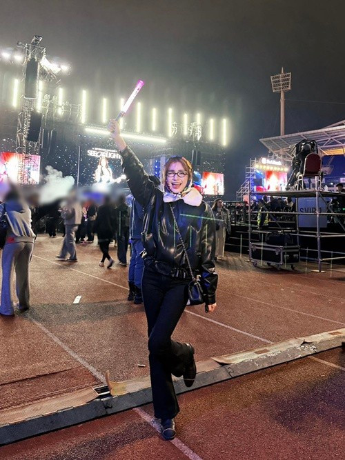 Mới đây, Hòa Minzy có mặt trong concert của ca sĩ Mỹ Tâm ở Hà Nội. "﻿Đã quá chị Tâm ơi. Em xin vía bán kết vé của chị nha chị Tâm ơi. Nay đi xem chị xong em rút ra được bao nhiêu ý tưởng cho bản thân ạ, em yêu chị Tâm", Hòa Minzy viết trên trang cá nhân. Ảnh: FB Hòa Minzy.