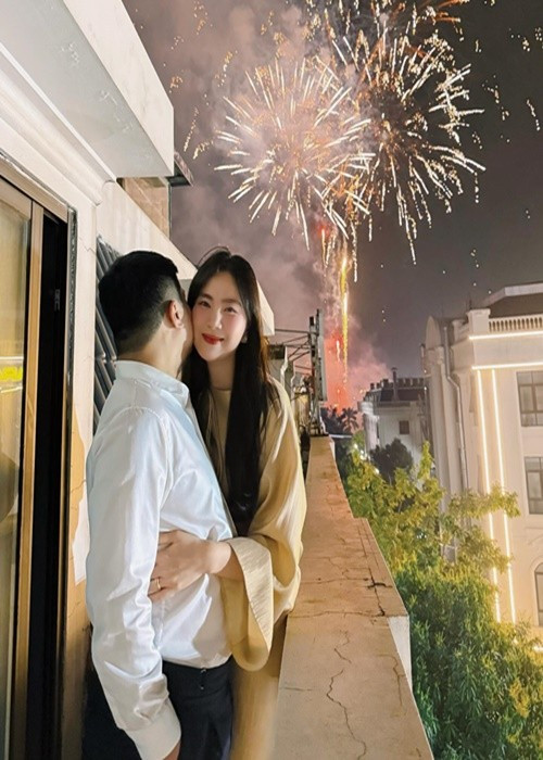 Một số bức hình ghi lại những buổi hẹn hò nhẹ nhàng của hai vợ chồng, từ những bữa tối riêng tư đến những khoảnh khắc cùng nhau ngắm pháo hoa trên ban công.