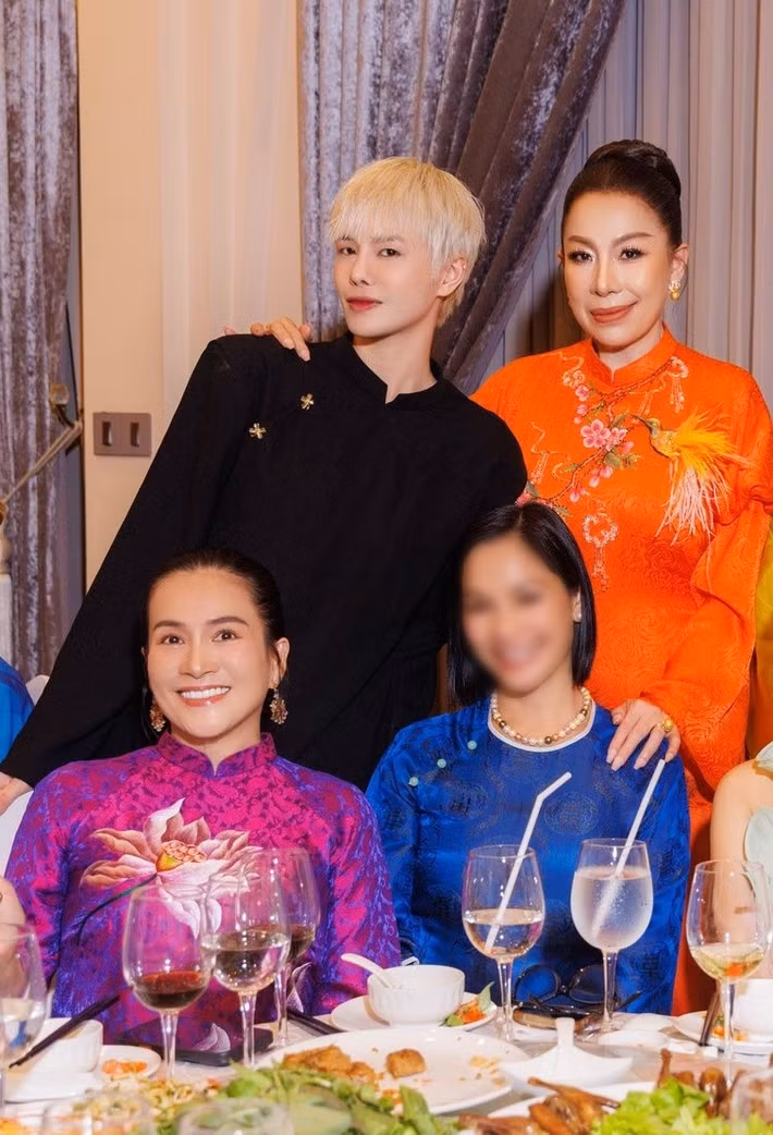 Người mẫu Hà Kino diện áo dài đen, bày tỏ niềm vui khi tham dự buổi tiệc tất niên chỉn chu, đong đầy tình cảm của gia đình Giáng My. Ảnh: FB Linh San.