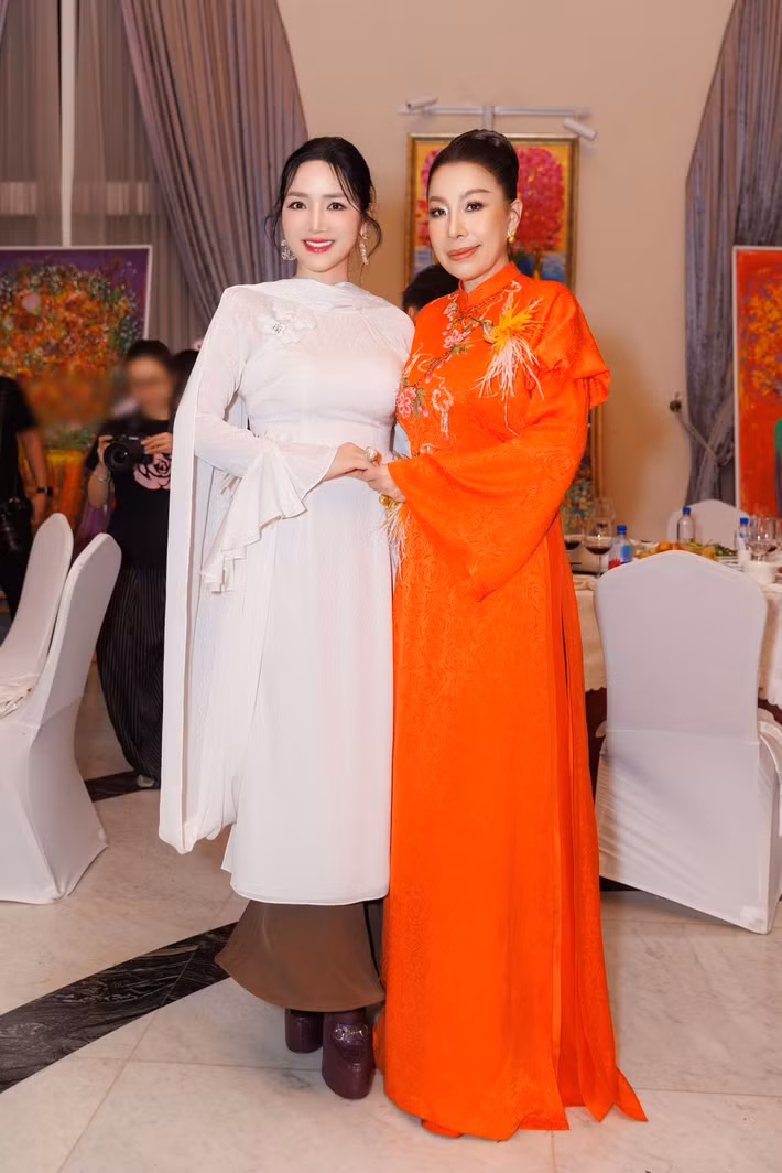 Linh San còn gửi chúc mừng năm mới đến Giáng My: "Thương chúc em yêu thật nhiều sức khỏe, an khang thịnh vượng, vạn sự hanh thông, chúc em yêu luôn hạnh phúc, rạng rỡ và giữ mãi nét đẹp đằm thắm, thanh tao". Ảnh: FB Linh San.