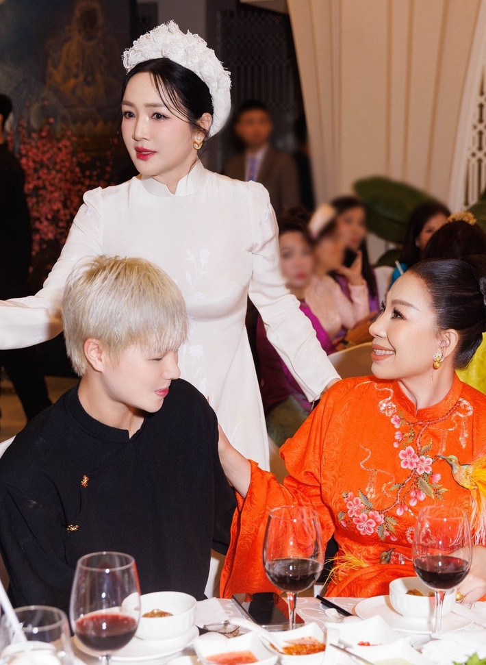 Nhà thiết kế Linh San (ngoài cùng bên phải) gửi lời cảm ơn Giáng My vì đã tổ chức một buổi tiệc tất niên ấm cúng, ý nghĩa. Ảnh: FB Linh San.