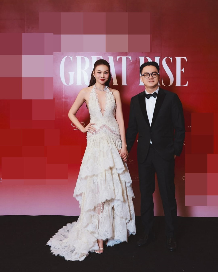 Vợ chồng Thanh Hằng nắm tay không rời tại sự kiện.