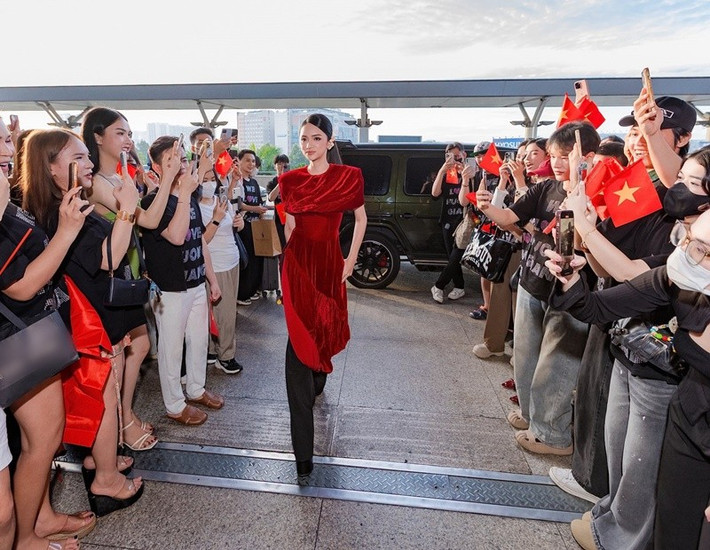 Mới đây, Hương Giang chính thức khởi hành đến Thái Lan tham gia cuộc thi Miss Universe 2025. Ảnh: FB Hương Giang.