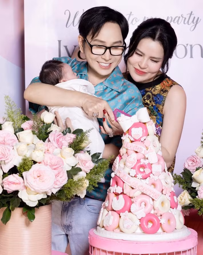 Vũ Luân từng chia sẻ, từ khi có con gái, cuộc sống của anh trở nên bình yên và ấm áp hơn. Những khoảnh khắc chăm sóc con mỗi ngày mang lại cho nam nghệ sĩ niềm hạnh phúc giản dị. Ảnh: FB Phương Lê.